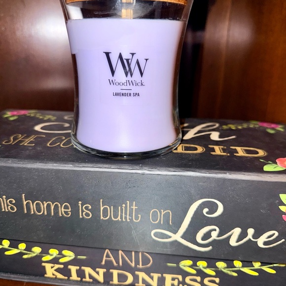 New WoodWick Lavender Spa Candle with Wooden Lid - Picture 7 of 7